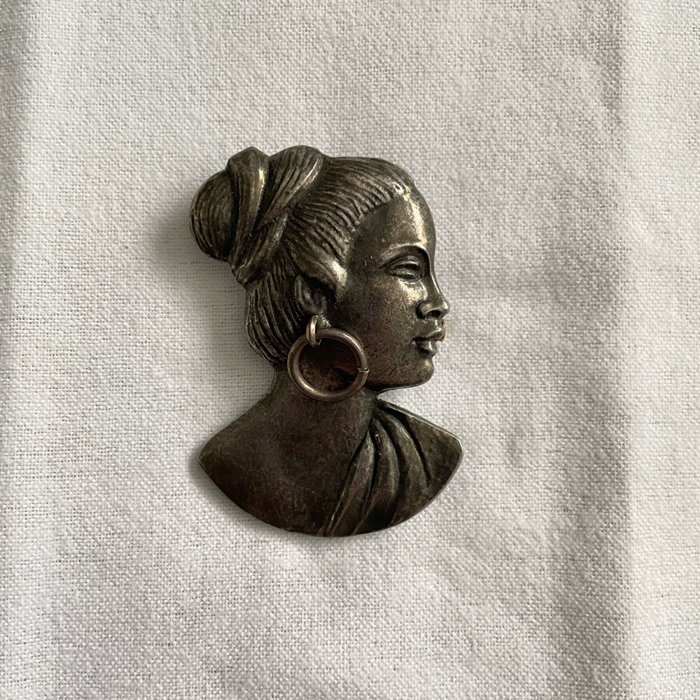 Vintage African/Asian Broach. Very good condition. Clasp opens & closes w/ease